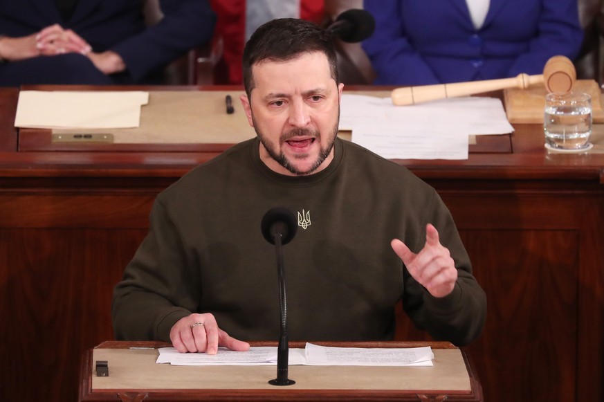 Volodymyr Zelensky, devant le Congrès américain, vêtu d'un pull-over kaki siglé du trident ukrainien.