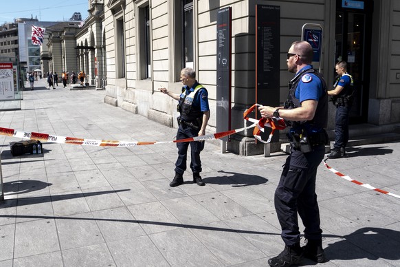 KEYPIX - Polizisten entfernen ein Absperrband nachdem ein 31-jaeriger Schweizer mehrere Personen mit einer Stichwaffe am Bahnhof Winterthur angegriffen hat am Donnerstag, 28. Mai 2026 in Winterthur. E ...
