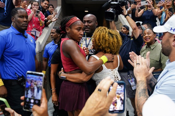 epa10851739 Coco Gauff of the USA celebrates with family members after winning her women&#039;s singles final match against Aryna Sabalenka of Belarus during the US Open Tennis Championships at the US ...