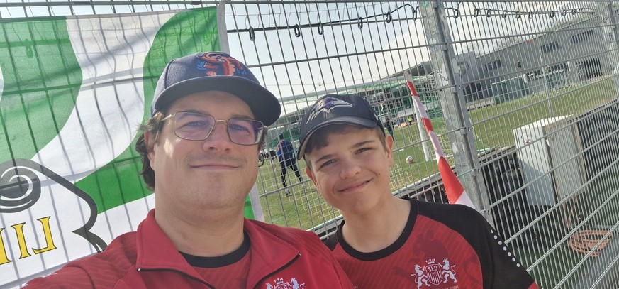 Alexander Schaer et son fils Robert vont dans tous les stades du pays où joue le SLO, avec leurs drapeaux et leur passion.