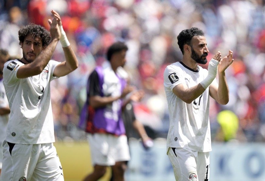 epa13040067 Mohamed Hany (L) and Mohanad Lasheen of Egypt applaud fans at the end of the FIFA World Cup 2026 group stage match Belgium against Egypt, in Seattle, USA, 15 June 2026. The match ended 1-1 ...