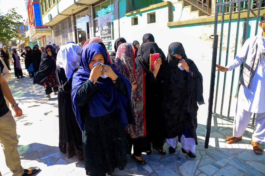 epa10216130 Relatives of Hasina, an 18 years old afghan girl, who was killed in a suicide bomb attack at a school, during a prepration for university entrance exams, in a Shia Hazara neighborhood, mou ...