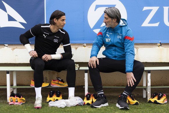 Yann Sommer en train de converser avec Murat Yakin.