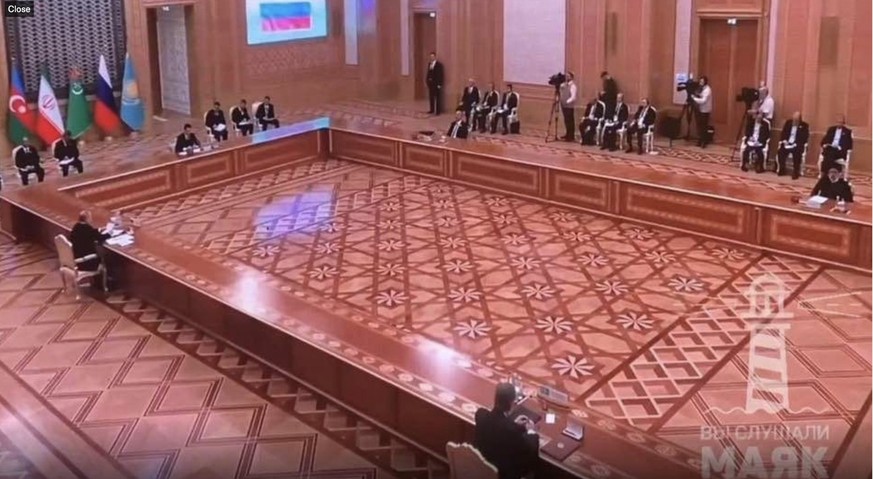 Poutine a été devancé: voici la table géante qu&#039;on lui a imposé. watson