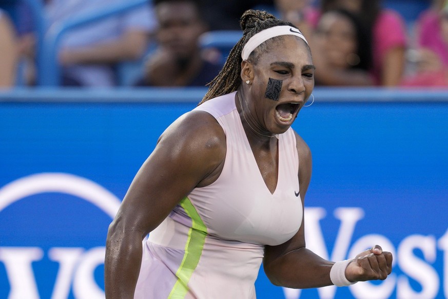 Serena Williams joue avec un mystérieux pansement sur la joue