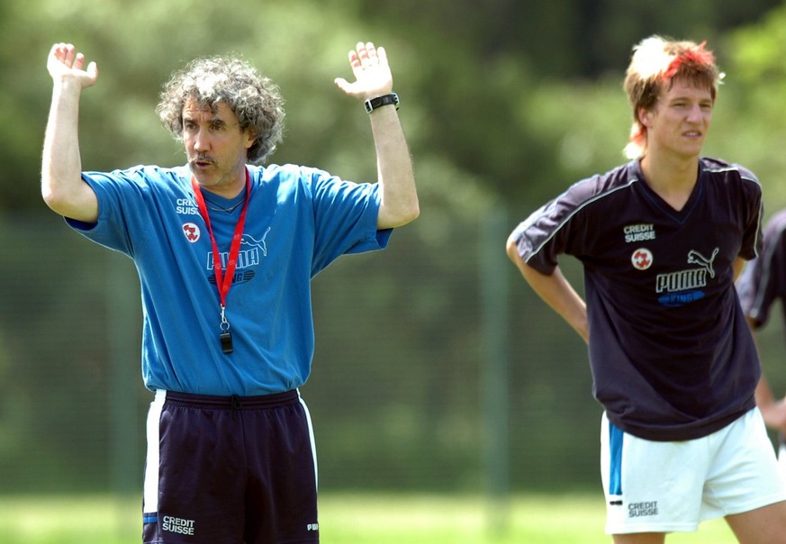Trainer Yves Debonnaire, links, gibt Anweisungen, an der Seite von Spieler Daniel Pavlovic, rechts, beim Training der Schweizer U17 Mannschaft, am Samstag 7. Mai 2005, an den Europameisterschaften in  ...