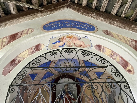 Blick in die kleine Kapelle in Mondada, Val Bavona.