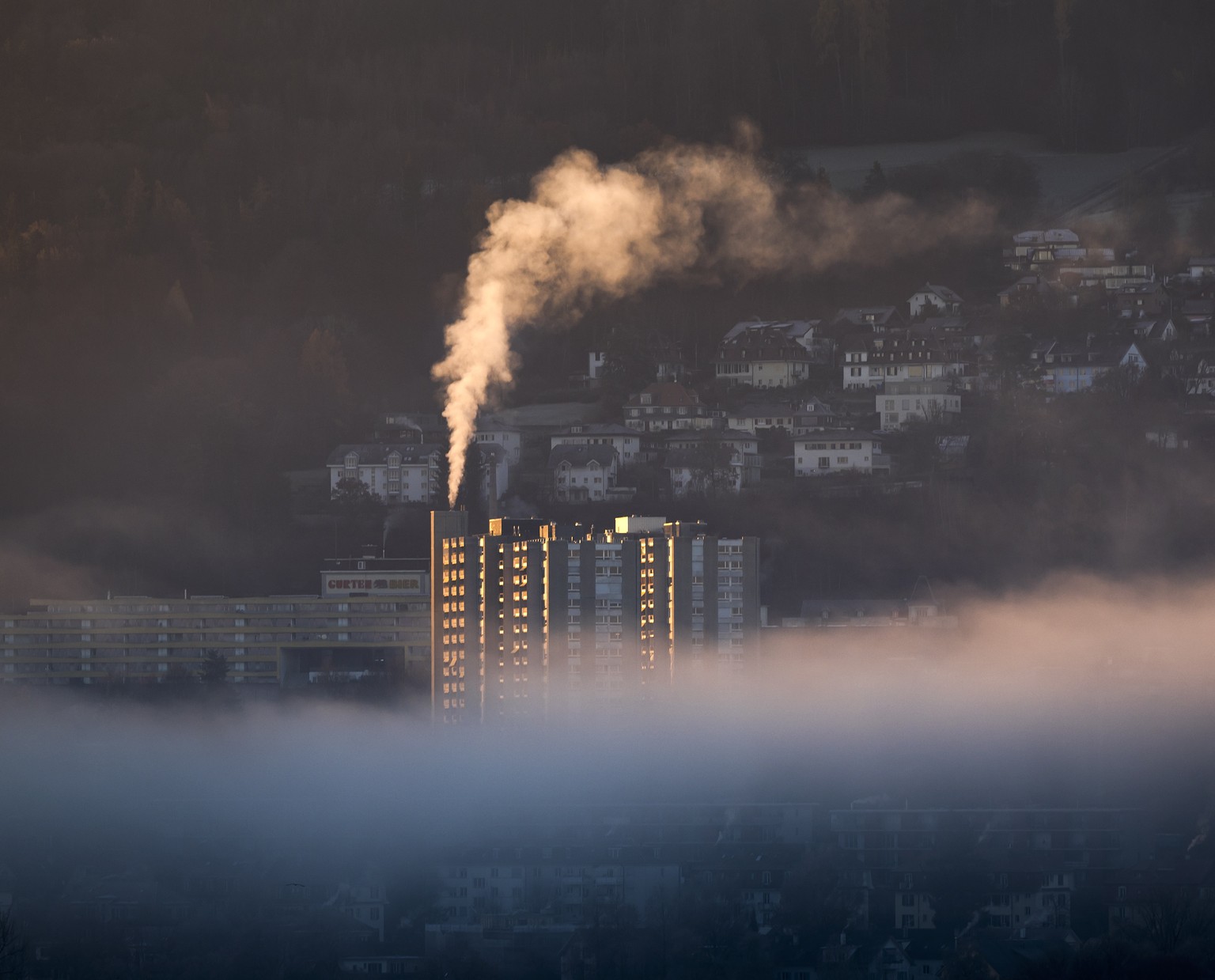 Rauch steigt aus einem Kamin eines Hochhauses auf, am Dienstag, 6. Dezember 2022, in Bern. (KEYSTONE/Peter Klaunzer)