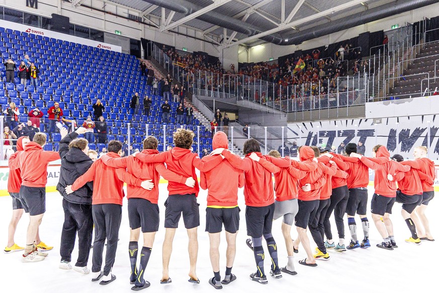 Die SCL Tigers feiern den Einzug in die Playoffs nach dem Play-In Runde 1 Spiel 2 Eishockey-Meisterschaftsspiel der National League zwischen den Teams EHC Kloten und SCL Tigers am Donnerstag, 6. Maerz ...