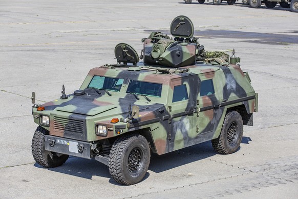 A Mowag Eagle reconnaissance vehicle of the Swiss Armed Forces, pictured in Hinwil in the Canton of Zurich, Switzerland, on July 17, 2014. (KEYSTONE/GAETAN BALLY)

Ein Mowag Eagle Aufklaerungsfahrzeug ...