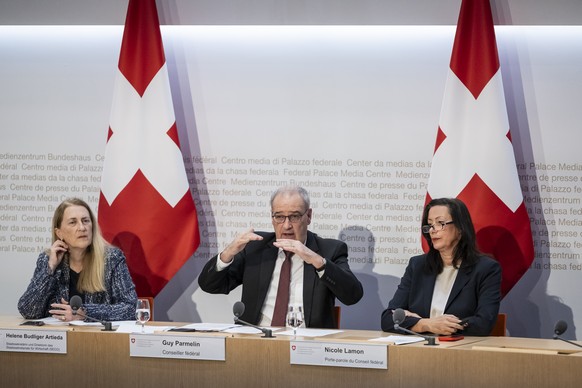 KEYPIX - Helene Budliger Artieda, State secretary for economy, Swiss Federal Councillor Guy Parmelin, and Vice-Chancellor and spokesperson of the Swiss government, Nicole Lamon, from left, inform duri ...