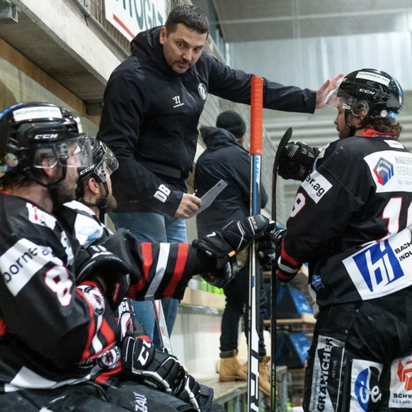Daniel Bieri s'adressant à ses joueurs.