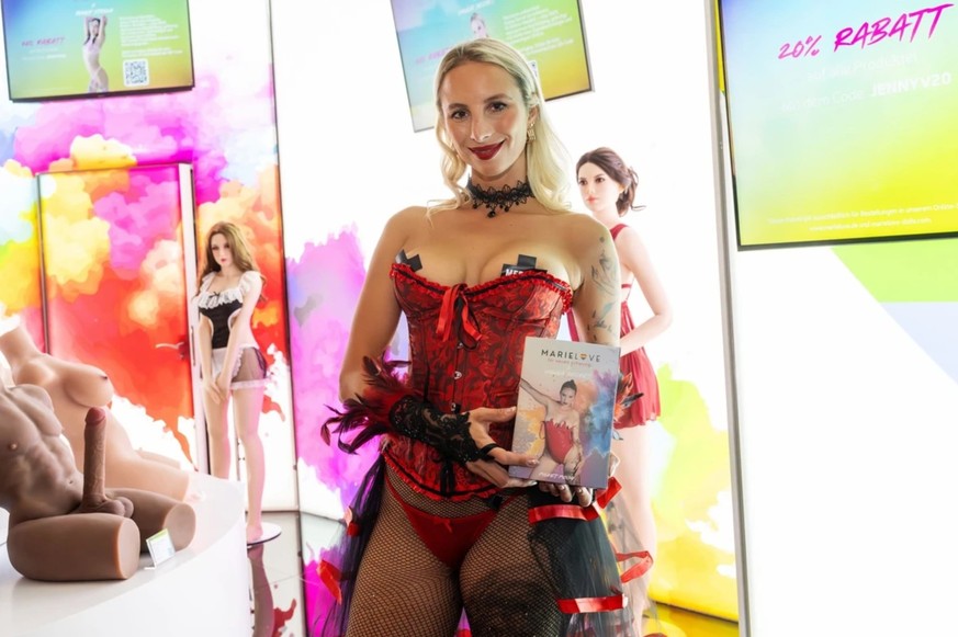 Au salon Venus, Hanna a vanté les mérites de la poupée et d'autres de ses produits.