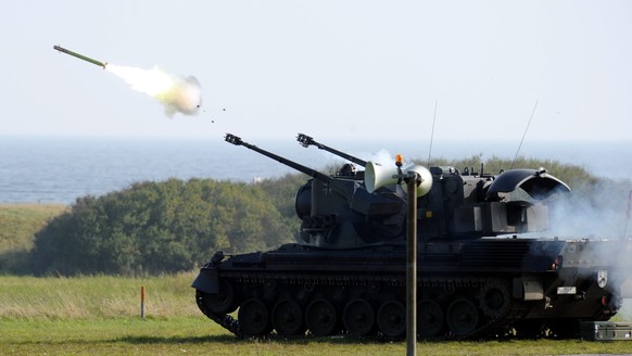 ARCHIV - 06.10.2010, Schleswig-Holstein, Todendorf: Ein Flugabwehrpanzer vom Typ &quot;Gepard 1A2&quot; feuert am 06.10.2010 auf dem Schie