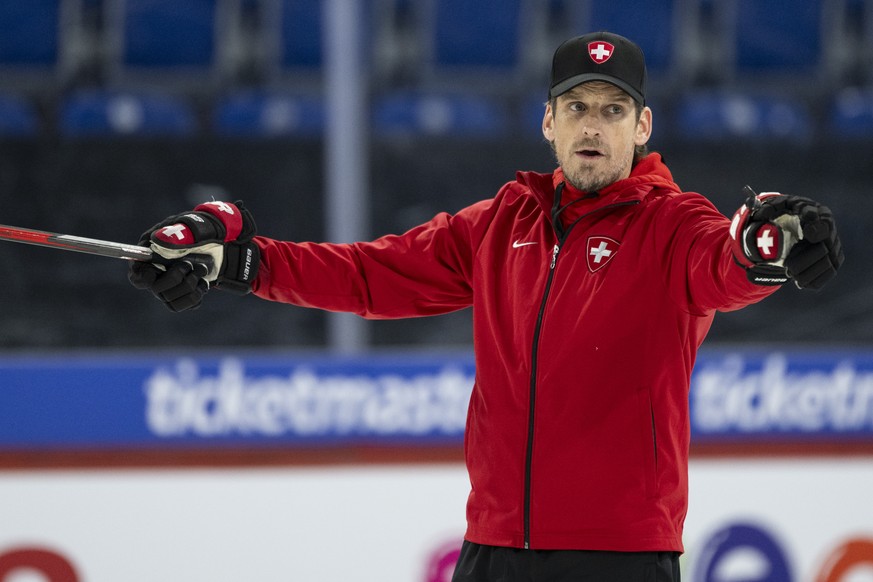 Head Coach Patrick Fischer waehrend eines Trainings der Schweizer Eishockey-Nationalmannschaft, aufgenommen am Mittwoch, 30. April 2025 in der SWISS Arena in Kloten.(KEYSTONE/Ennio Leanza)