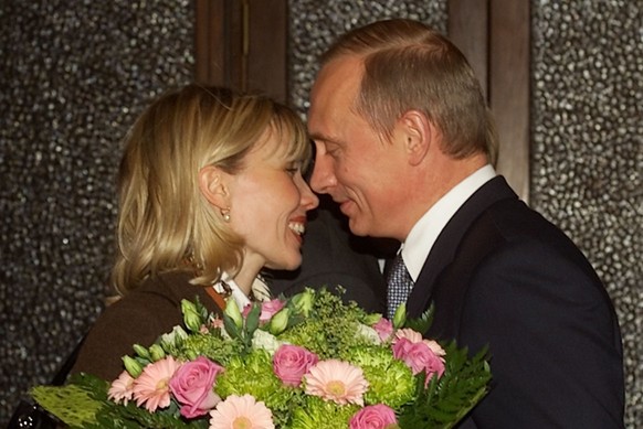 German Chancellor&amp;#039;s wife Doris, left, smiles, as Russian President Vladimir Putin greets her before their late evening talks on the U.S.-led anti-terror campaign in Moscow, Friday, Nov. 2, 20 ...