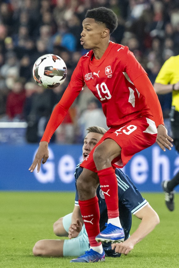 epa12855620 Germany's Nico Schlotterbeck, left, in action against Switzerland's Alvyn Sanches, right, during a friendly soccer match between Switzerland and Germany at the St. Jakob-Park sta ...