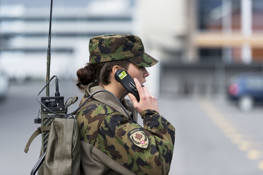 Bei einem Postenlauf lernen Soldaten der Schweizer Armee das Verhalten am Funkgeraet, waehrend der Ausbildung zu Swisscoy Soldaten, in der Naehe der Kaserne in Stans, aufgenommen am 5. Maerz 2014. Die ...