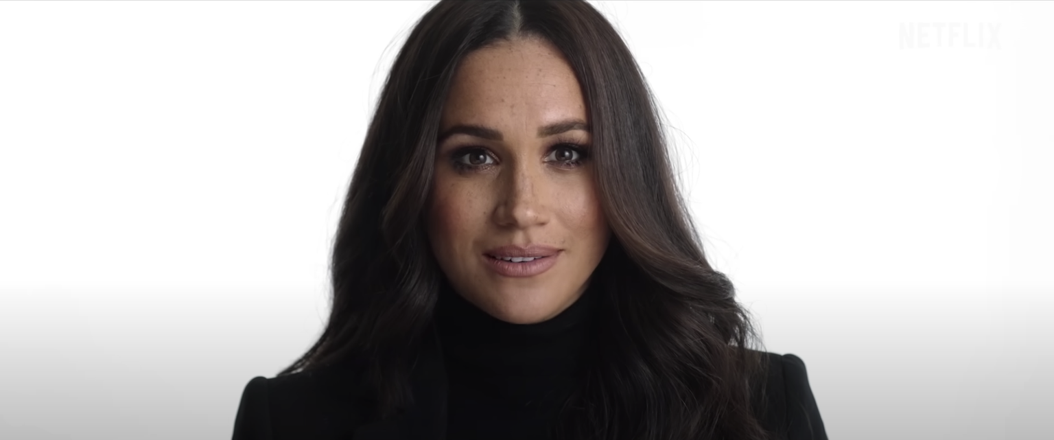 Meghan Markle parlant face à la caméra: l&#039;image vous est familière, mais elle n&#039;est pas tirée du documentaire Harry &amp; Meghan.