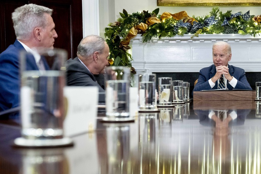 Le président Joe Biden, à table avec le chef de la Chambre des représentants, Kevin McCarthy (droite).