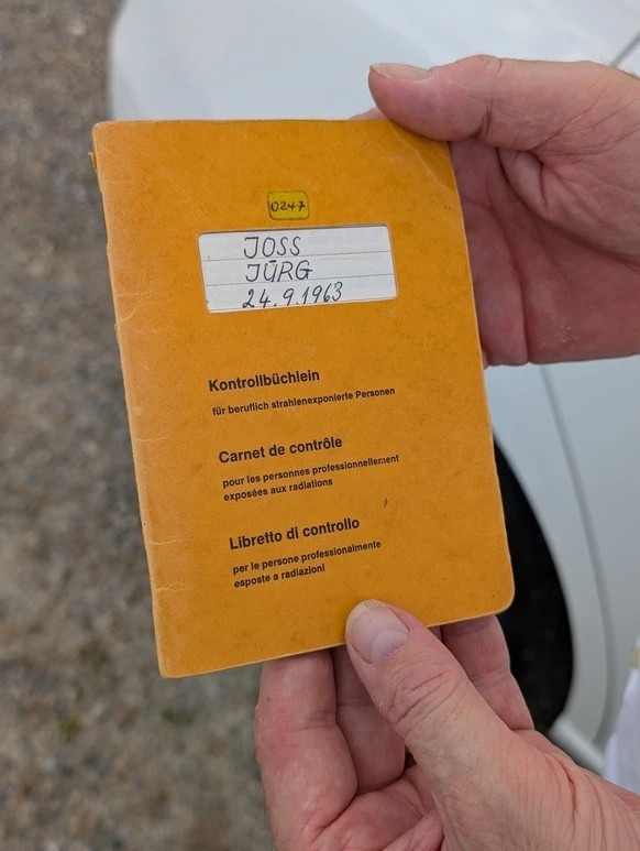 Jürg Joss a conservé le carnet de contrôle dans lequel avaient été consignées les valeurs de son exposition aux radiations.