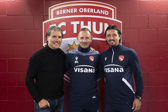 Andres Gerber, Praesident von FC Thun, Mauro Lustrinelli, Trainer von FC Thun, und Nelson Ferreira, Assistenztrainer von FC Thun, von links, posieren fuer den Fotografen kurz vor einem Interview mit e ...
