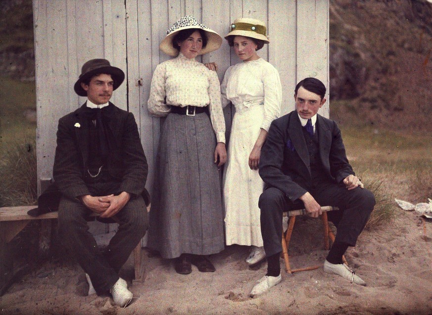 Vacances Adolescentes et jeunes gens vers 1910 Enfants Marthe 18931985 en jupe grise et Jean 18921912 a droite et amis de Jules Antoine en vacances a Granville devant une cabine de plage Autochrome de ...