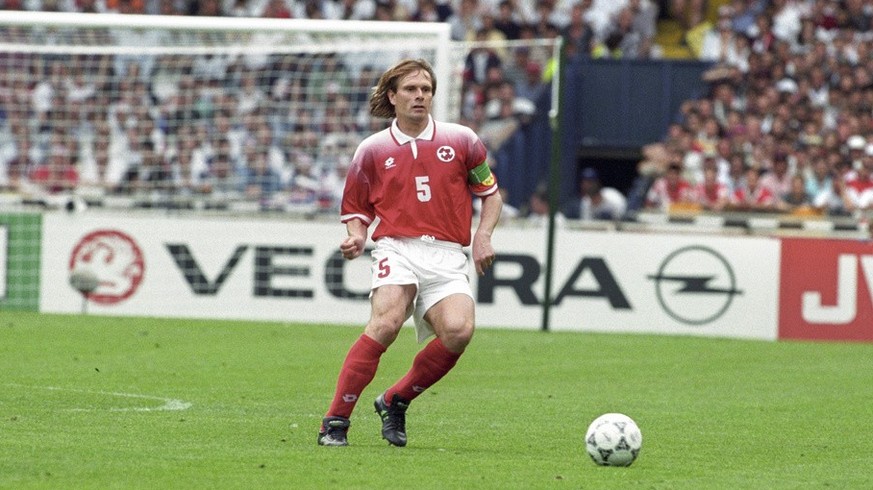 Der Schweizer Fussballnationalspieler Alain Geiger waehrend dem Spiel der Schweizer Fussballnationalmannschaft gegen England an der Europameisterschaft 1996 im Wembley, England, aufgenommen am 8. Juni ...