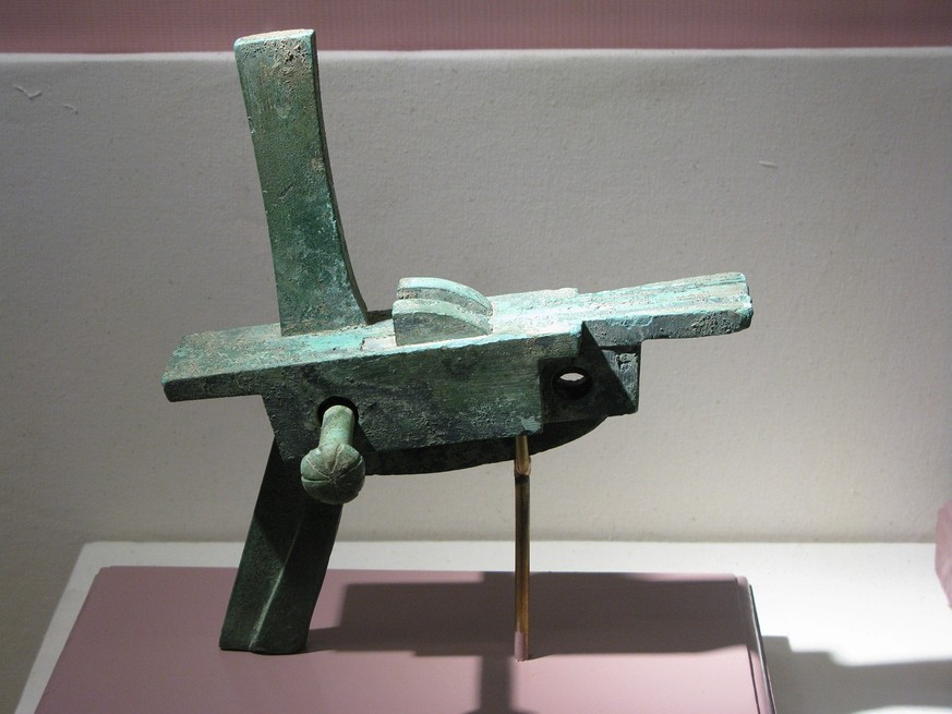 Détente d’arbalète de la civilisation sino-vietnamienne Dong Son, env. 500 av. J.-C.
https://de.wikipedia.org/wiki/Chinesische_Armbrust#/media/Datei:Dong_Son_crossbow_trigger.JPG