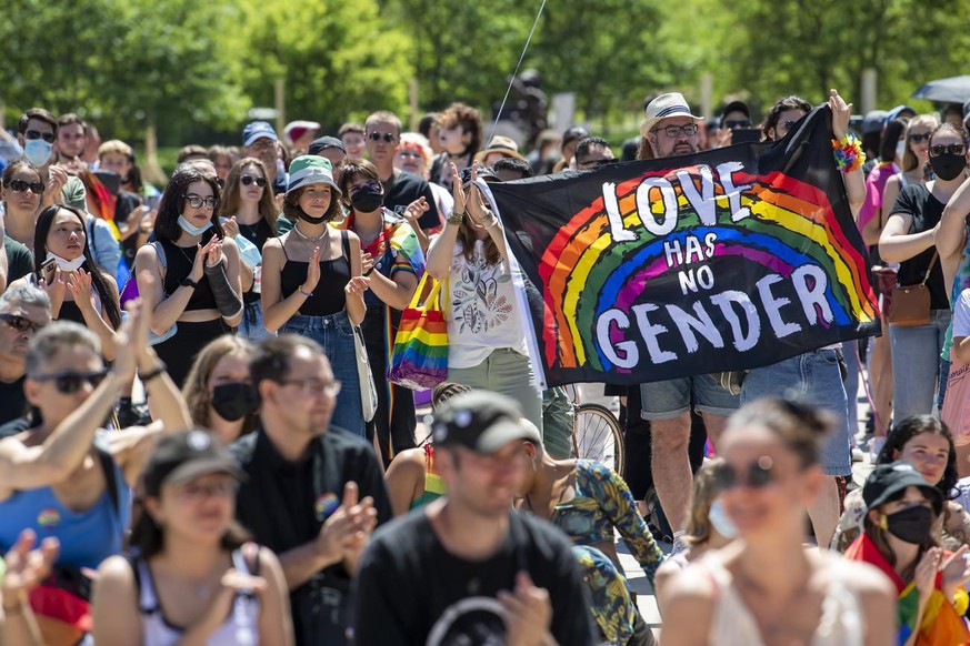 Environ 400 personnes se sont rassemblées, samedi, à la Place des Nations.