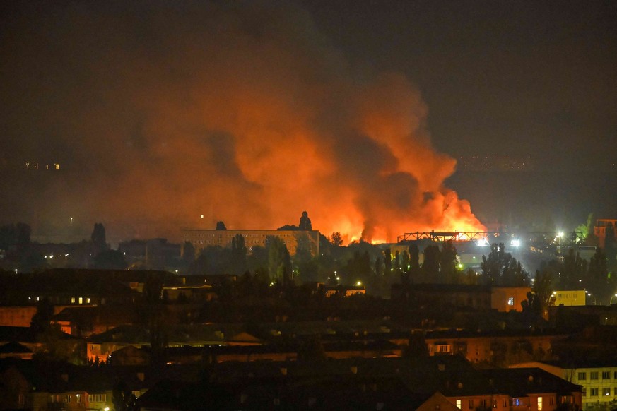 Les images d'un important incendie suite aux frappes russes sur Kiev, le 5 août 2026.