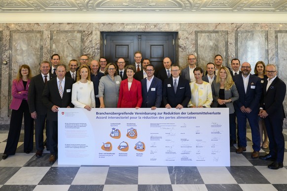Bundesraetin Simonetta Sommaruga, Mitte-links, und die Mitgliedern von der Schweizer Lebensmittelbranche, posieren nach der Unterzeichnung der branchenuebergreifenden Vereinbarung gegen Lebensmittelve ...