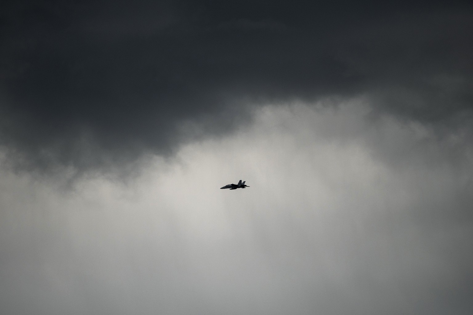 Eine F/A-18 Hornet der Schweizer Luftwaffe fliegt unter der Wolkendecke, fotografiert am Donnerstag, 8. Juli 2021 bei Derendingen. (KEYSTONE/Christian Beutler)
