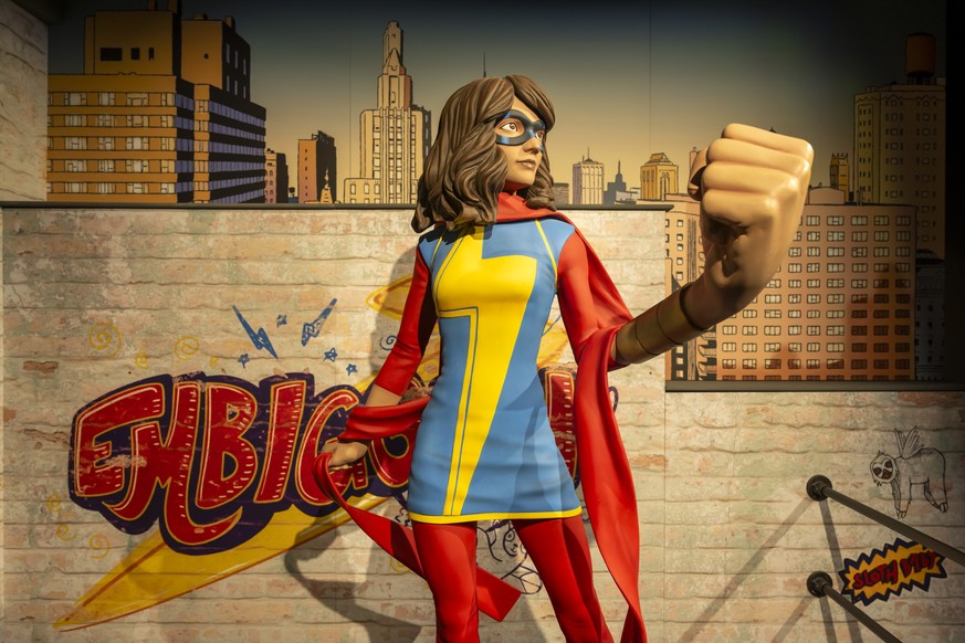 Ms. Marvel in der Ausstellung Marvel: Universe of Super Heroes, in Basel, am Donnerstag, 21. Maerz 2024. In der Ausstellung sind Originalzeichnungen, echte Kostueme, Requisiten aus Hollywood, begehbar ...