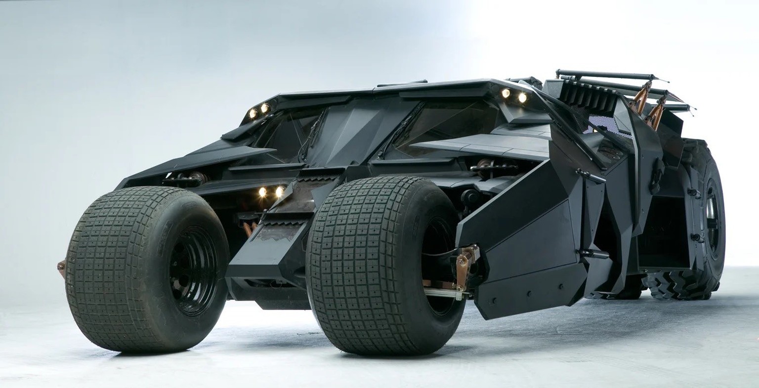 Wayne Enterprises Tumbler ... it Chevy LS3-V8-Motor. Kostenpunkt: 3 Millionen.
https://brucewaynex.com/pages/tumbler
