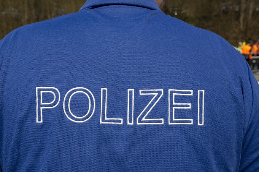 Ein Beobachter der Polizei Basel-Landschaft an der Grossuebung des Kantonalen Fuehrungsstabes im Raum Lampenberg-Ramlinsburg Station, am Mittwoch, 20. Maerz 2024. Als Szenario dient die Kollision eine ...