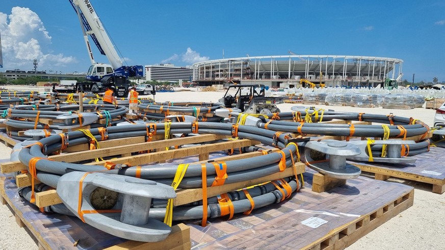 Les câbles patientent à l'extérieur de l'enceinte.