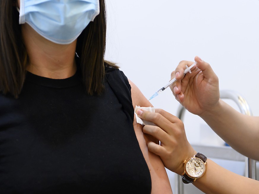 Les cas de réinfection au Covid-19 après la vaccination complète s&#039;expliquent notamment par le fait que l&#039;efficacité des vaccins n&#039;est pas de 100%, mais de 94-95% (archives).