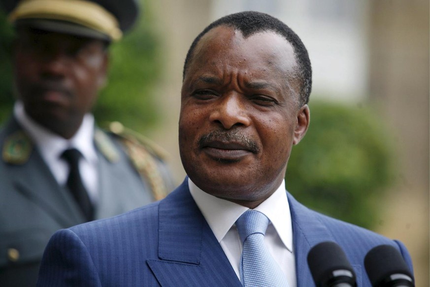epa01057165 Congolese President Denis Sassou-Nguesso speaks to journalists after his meeting with French President Nicolas Sarkozy, at the Elysee Palace, Paris, France, 05 July 2007. EPA/MELANIE FREY