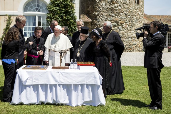 ARCHIV - ZUM TOD VON PAPST FRANZISKUS STELLEN WIR IHNEN FOLGENDES ARCHIVMATERIAL ZUR VERFUEGUNG. WEITERE BILDER ZU PAPST FRANZISKUS FINDEN SIE AUF VISUAL.KEYSTONE-SDA.CH. - Pope Francis during his vis ...