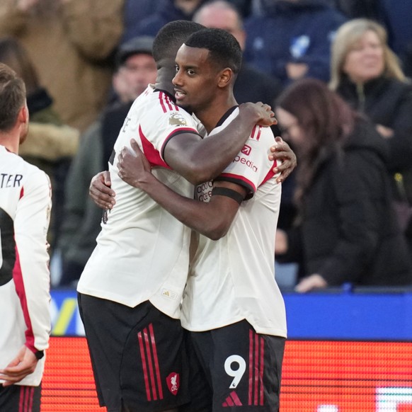 Alexander Isak (à droite) a marqué son premier but en championnat avec Liverpool.