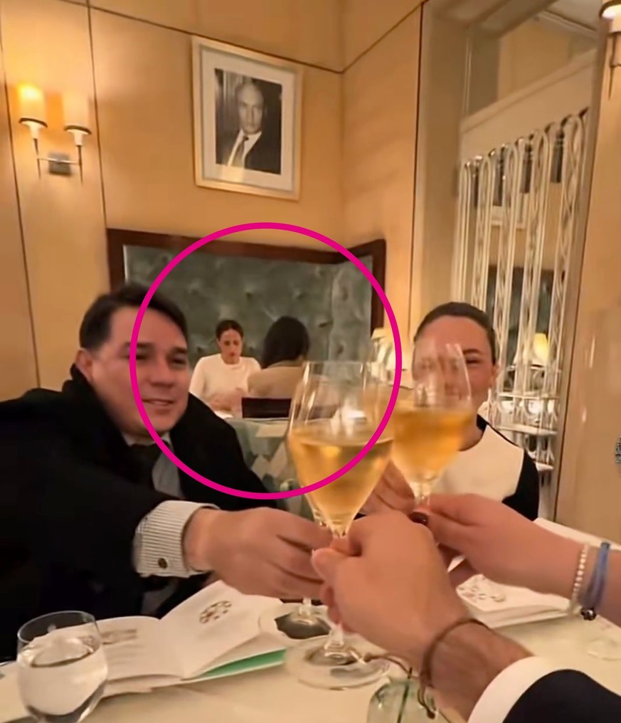 Meghan a dîné avec Malala Yousafzai, militante pakistanaise et prix Nobel de la paix, au Claridge’s, prestigieux hôtel du quartier de Mayfair.