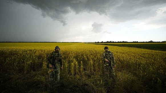 Des soldats russes surveillent un champ de céréales dans l'est de l'Ukraine.