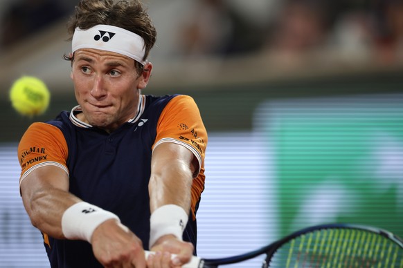 epa10678406 Casper Ruud of Norway plays Holger Rune of Denmark in their Men&#039;s quarterfinal match during the French Open Grand Slam tennis tournament at Roland Garros in Paris, France, 07 June 202 ...