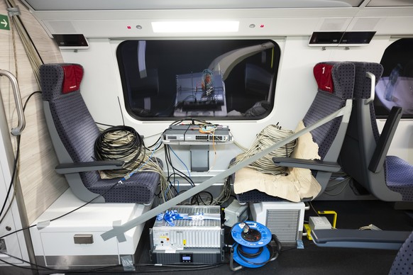 Installiertes Test-Equipment und Kabelrollen liegen waehrend einer Medienfahrt in einem FV-Dosto Zug, am Dienstag, 13. Januar 2026, zwischen Zofingen und Bern. Die Drehgestelle aller FV-Dosto-Zuege we ...