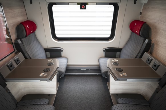 Vue interieur de l&#039;une des voitures 1ere classe du train ICN &quot;Mani Matter&quot;, lors d&#039;une presentation des CFF de leur premier train Intercity pendulaires (ICN) entierement modernise, ...