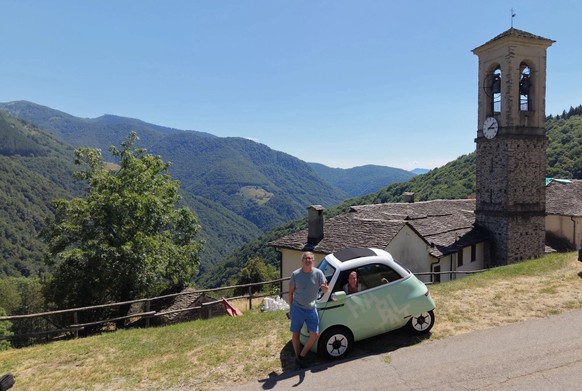 La Microlino, un petit quadricycle électrique urbain inspiré de la célèbre BMW Isetta des années 1950, conçu par la marque suisse Micro Mobility Systems et fabriqué à Turin, en Italie.
