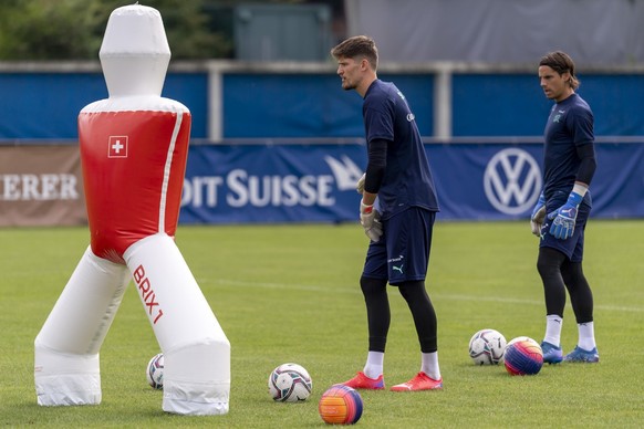 Die Torhueter Gregor Kobel, links, und Yann Sommer, rechts, beim Training der Schweizer Fussballnationalmannschaft in Basel, am Dienstag, 31. August 2021. (KEYSTONE/Georgios Kefalas)