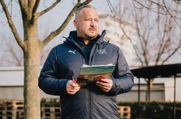 Au bord des terrains, Luca Fiorina ne donne pas d'ordres aux jeunes joueurs, mais se contente de prendre des notes.