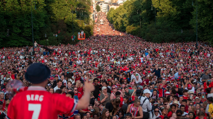 Il y avait près de 90 000 personnes pour accueillir les footballeurs norvégiens près du palais royal.